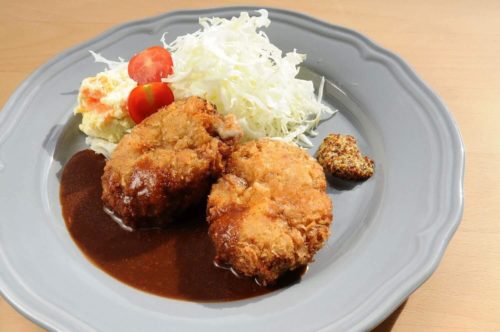 モッツアレラチーズ入りメンチカツセット910円（税別）ライス・ドリンク付き